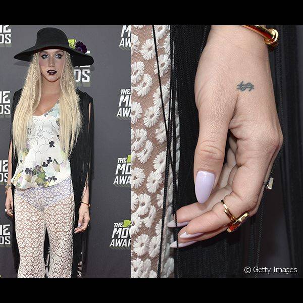 No MTV Movie Awards 2013, quando usou elementos g?ticos na produ??o, a cantora carregava um lil?s pastel nas unhas